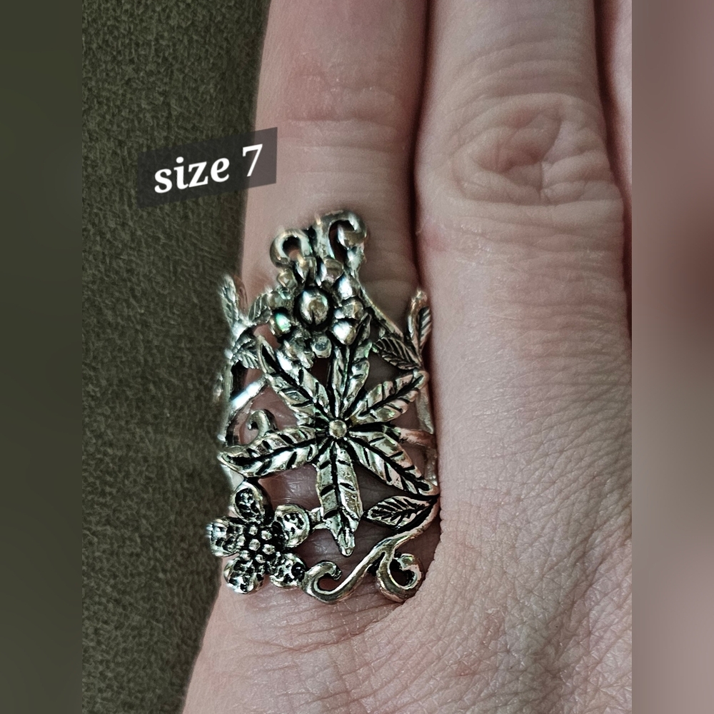 Sliver tone womens fashion ring sz 7